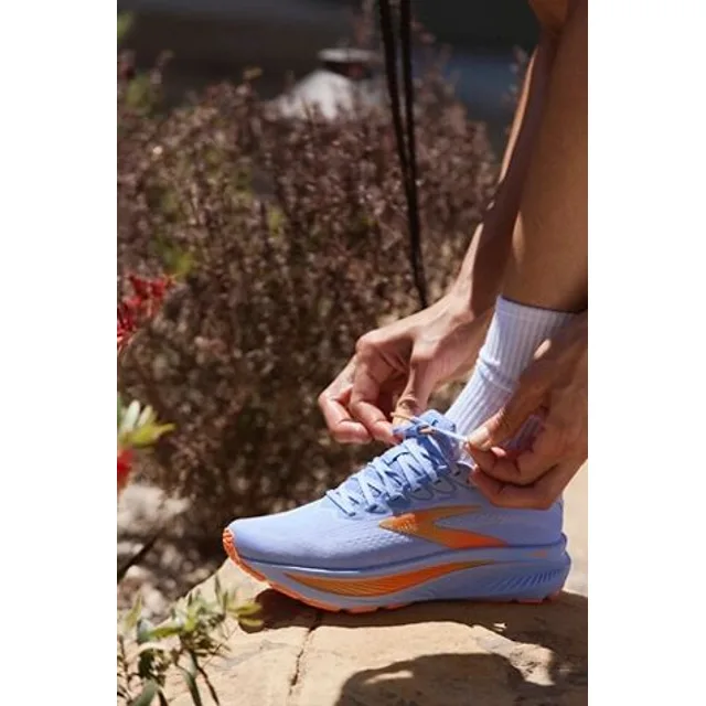 Baskets Brooks Ghost 17 en Héron Bleu/Blanc/Orange, pour femme taille: US 9 chez Free People