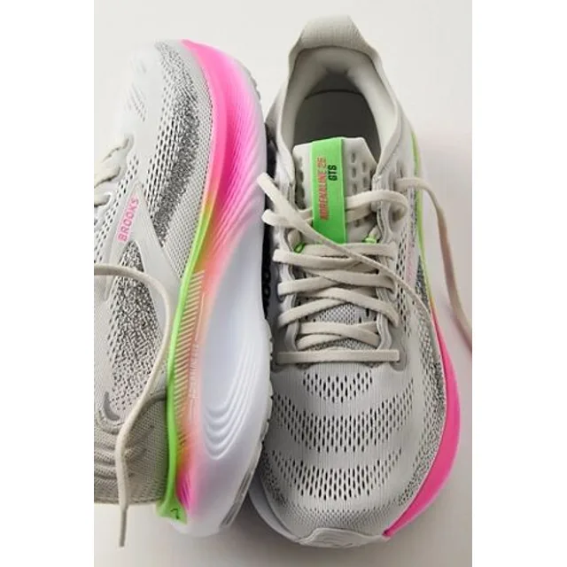 Baskets Brooks Adrenaline GTS 25 en Huître/Rose/Vert, pour femme taille: US 8 chez Free People