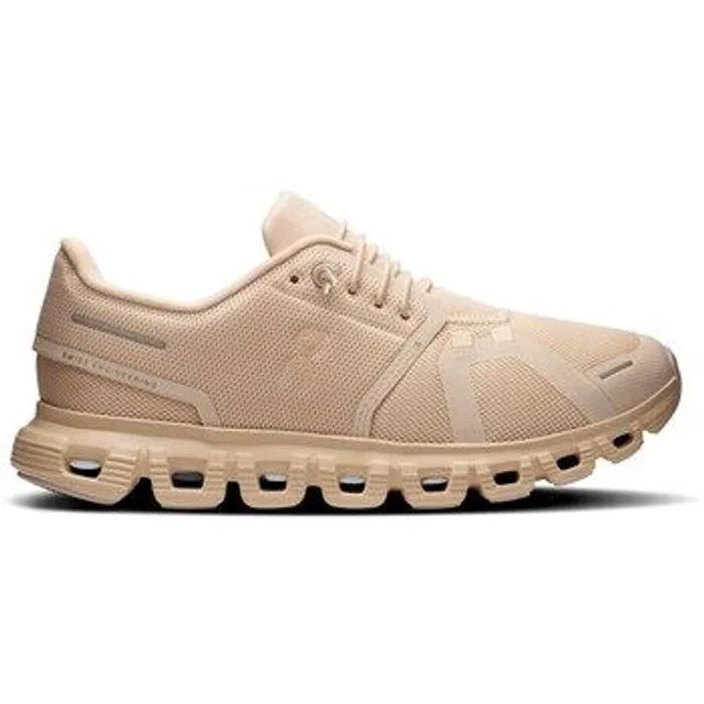 Baskets On Cloud 6 en Sable/Sable, pour femme taille: US 6 chez Free People